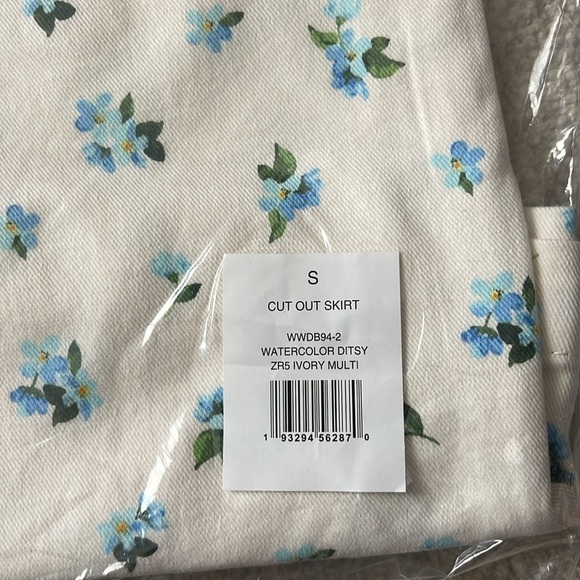 0307 - WEWOREWHAT Cut-Out Mini Skirt Watercolor Ditsy Small - Picture 6 of 7